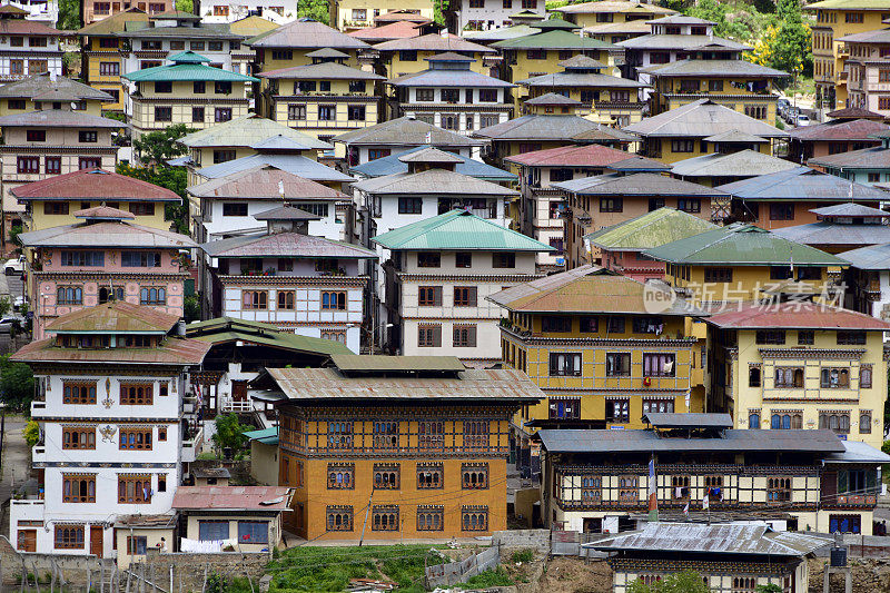 Wangdue Phodrang -密集的城镇中心-建筑有“jabhzi”屋顶，一些有中央的“jamthok”屋顶，不丹